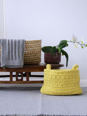 styling basic basket yellow & light grey blanket