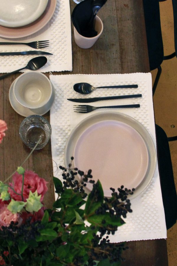 styling foto glaze ceramic aardewerk dessert bord poeder roze medium