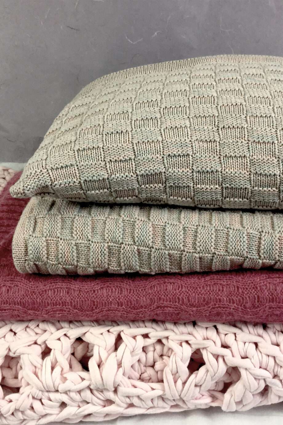 drops mêlée powder rose knitted cotton pillowcase xsmall